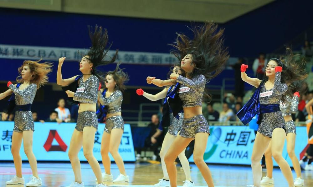 感动之余，洪五忍不住躬身说道：谢谢叶大师提携。